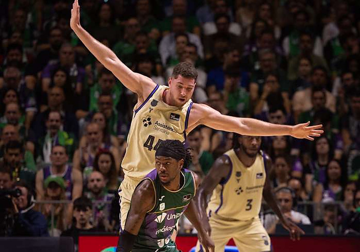 Parra defiende a Perry en el Unicaja-Barcelona del domingo.