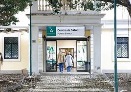 Una pareja entra en un centro de salud.