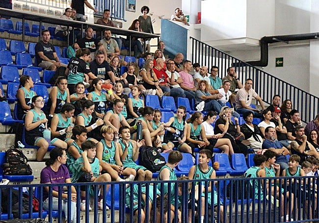 Público y equipos participantes, en la grada del Queipo de Llano.