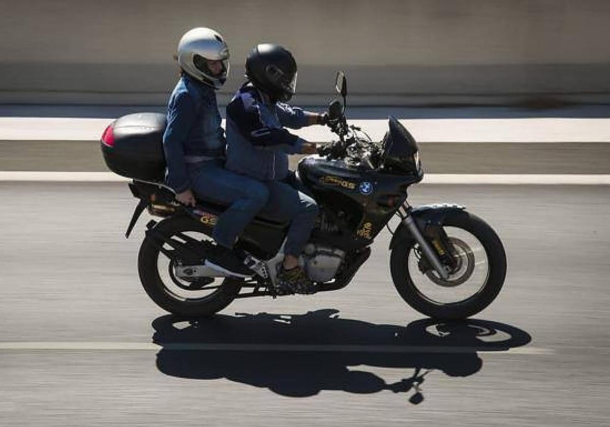 La DGT advierte de ocho errores «peligrosos» en moto que pueden costarte la vida
