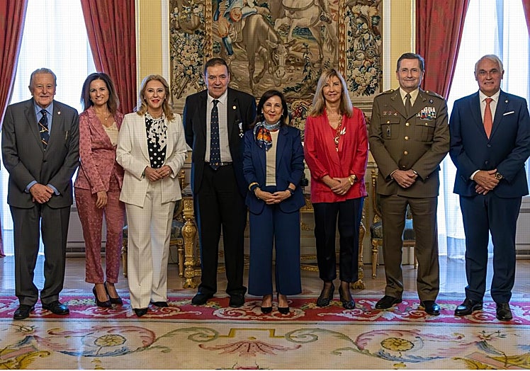 Gómez y Robles con parte de los asistentes.