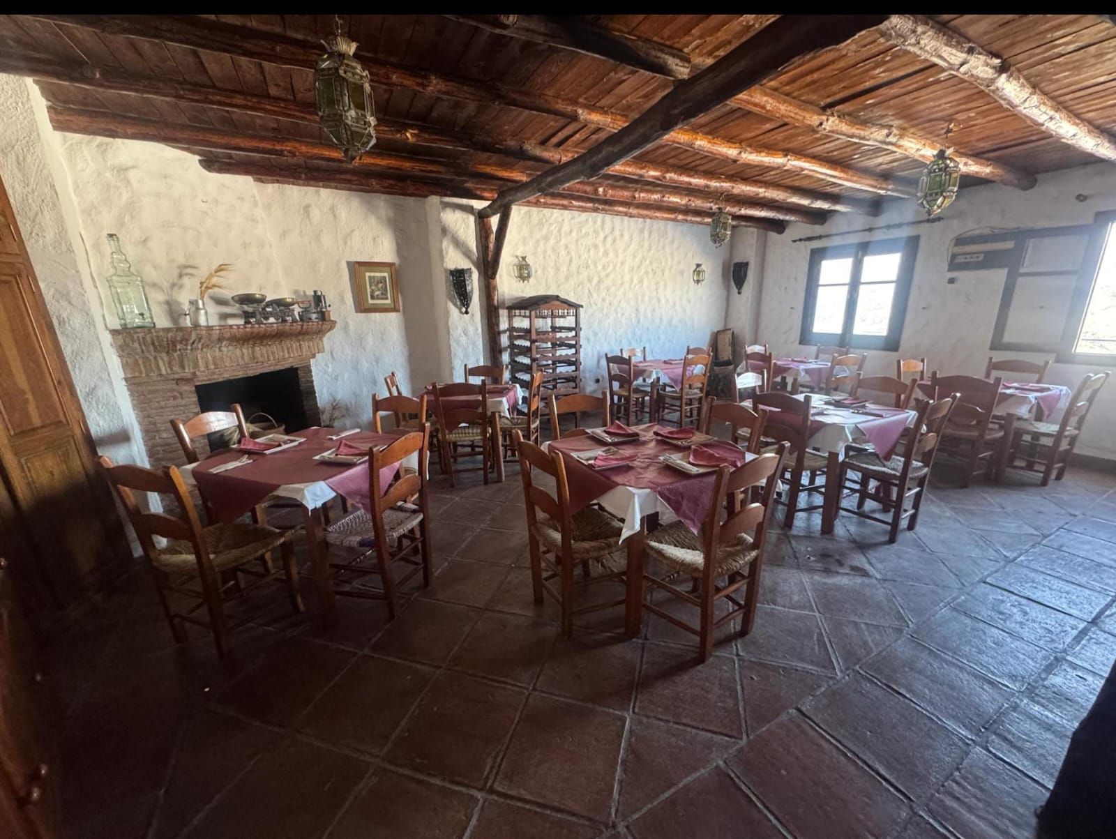 Salón principal del Buxarra, con chimenea