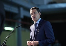 Juanma Moreno, durante su intervención en el foro de ABC en Sevilla.