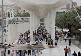 Gente paseando por Muelle 2.