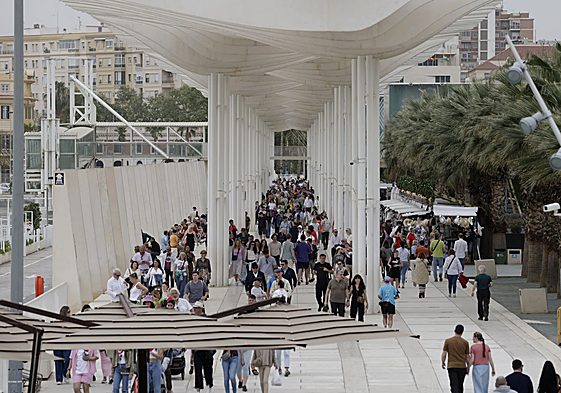 Gente paseando por Muelle 2.