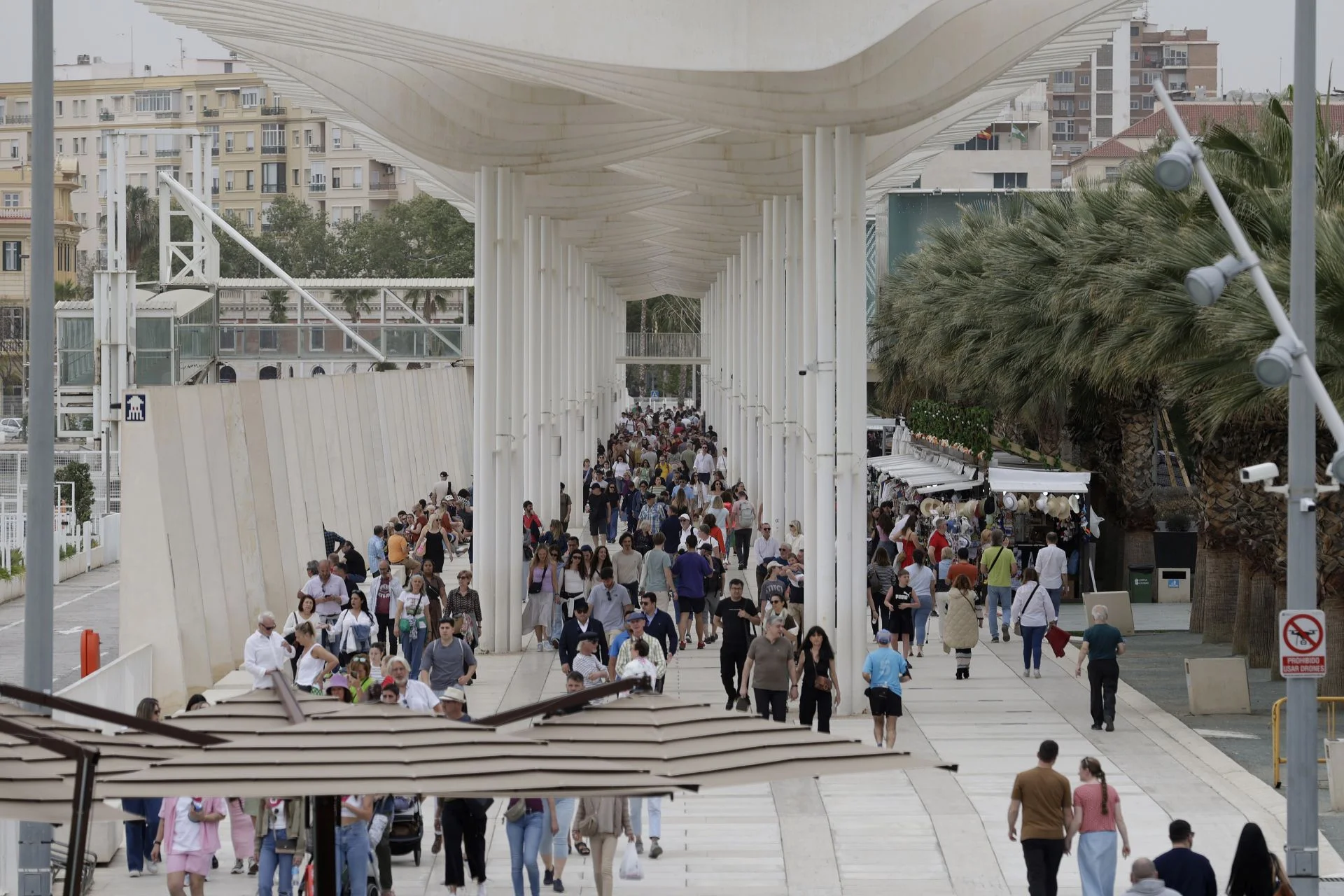 Gente paseando por Muelle 2.