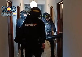 Imagen de archivo de efectivos de la Policía Nacional durante un registro.