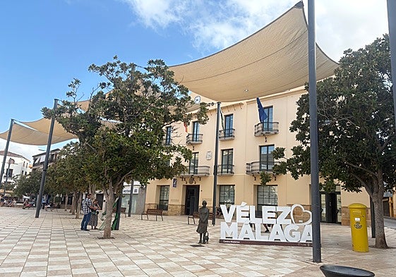 Fachada principal del Ayuntamiento veleño en la céntrica plaza de Las Carmelitas.
