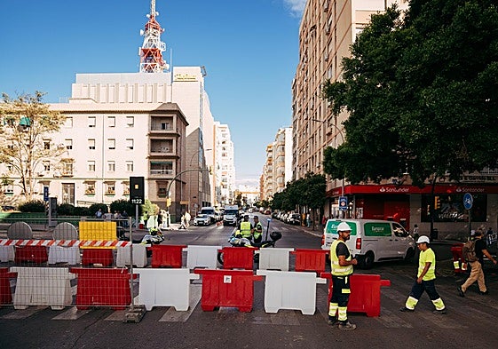 Corte de tráfico total en la calle Santa Elena, a las puertas de Eugenio Gross, hoy.