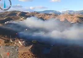 Imagen de las llamas en el entorno de la estupa budista Karma Guen de Vélez-Málaga.