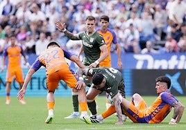 Miguel de la Fuente trata de irse entre Dani Lorenzo y Murillo, en el duelo del domingo.