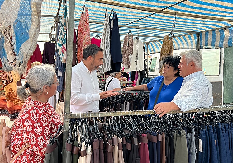 Pérez, este miércoles, en el mercadillo de Churriana.