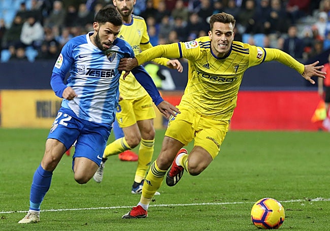 Dani Pacheco, ante el Cádiz en un partido de la temporada 2018-19, la mejor en todo el ciclo del Málaga en Segunda División después del último descenso desde Primera.