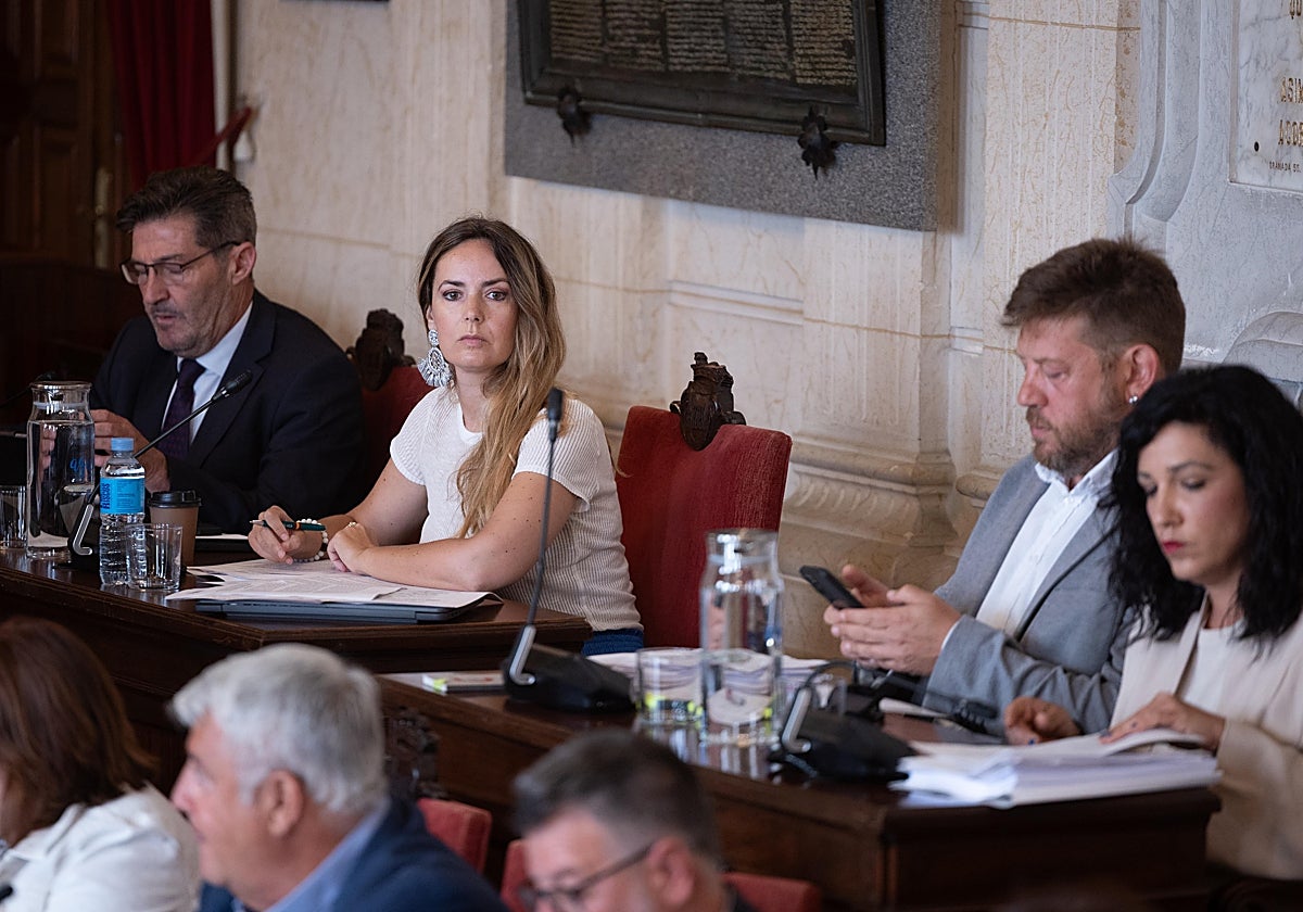 De izquierda a derecha en la imagen, los ediles de Vox, Antonio Alcázar y Yolanda Gómez; y los de Con Málaga, Nico Sguiglia y Toni Morillas.