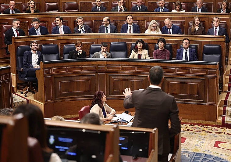 Pedro Sánchez, de espaldas, durante su cara a cara con Núñez Feijóo.