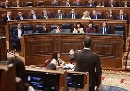 Pedro Sánchez, de espaldas, durante su cara a cara con Núñez Feijóo.