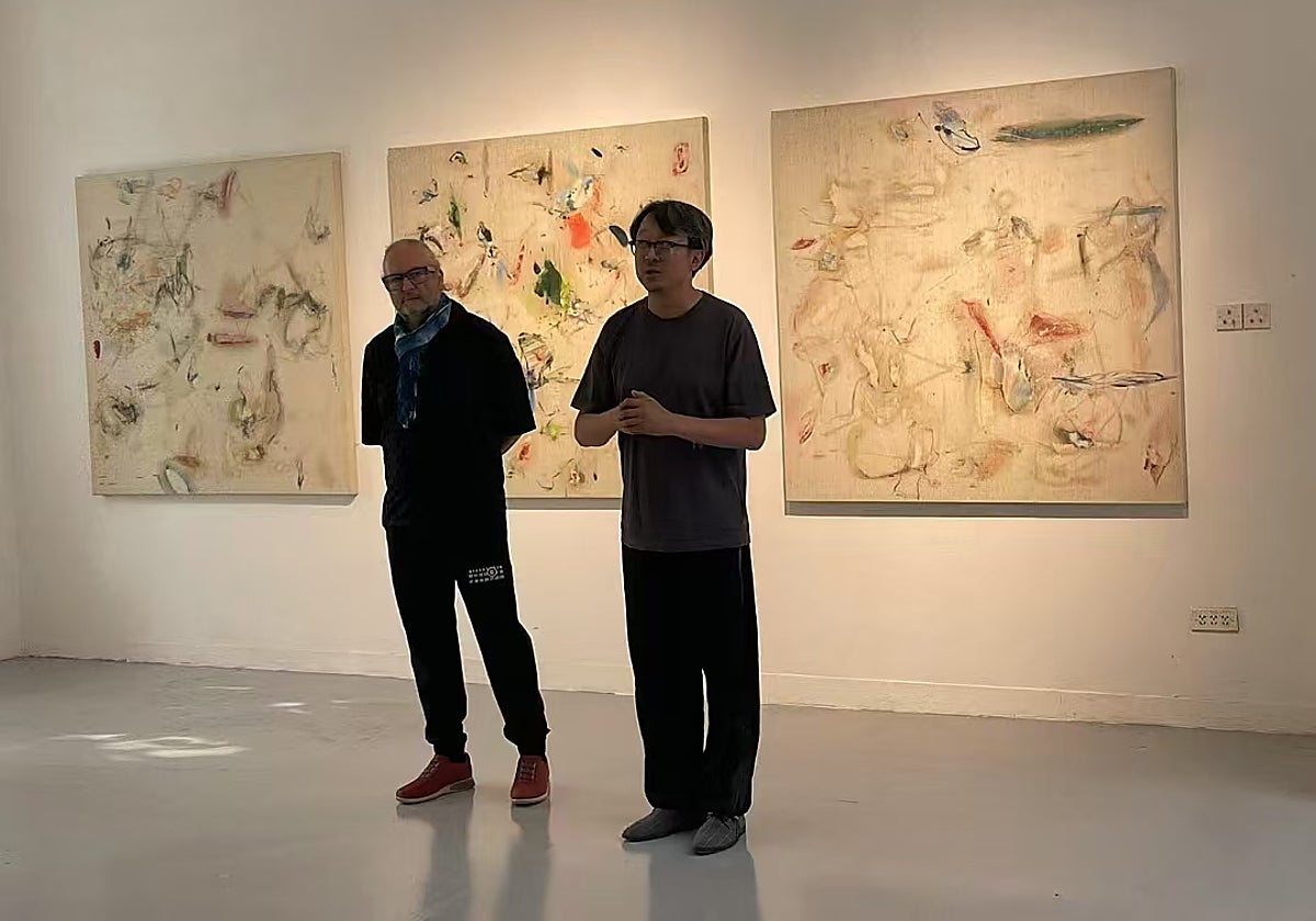 El creador malagueño Cristóbal Ortega, durante la presentación de su nueva exposición en el Espacio Suspendido 798 de Pekín.