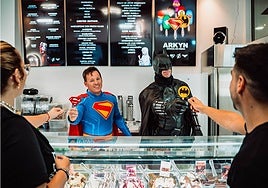 Superman y Batman no faltaron a la inauguración de la heladería.