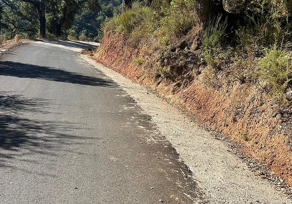 Tramo del camino rural que une Benarrabá y Genalguacil, donde ya se han ejecutado los trabajos de mejora.