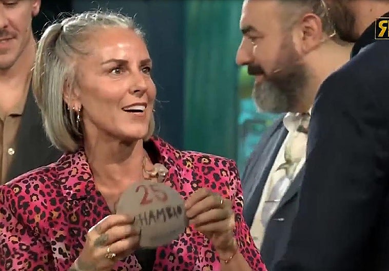 La Mari dio a David Broncano una prótesis mamaria en la que ponía '25 Chambao'.