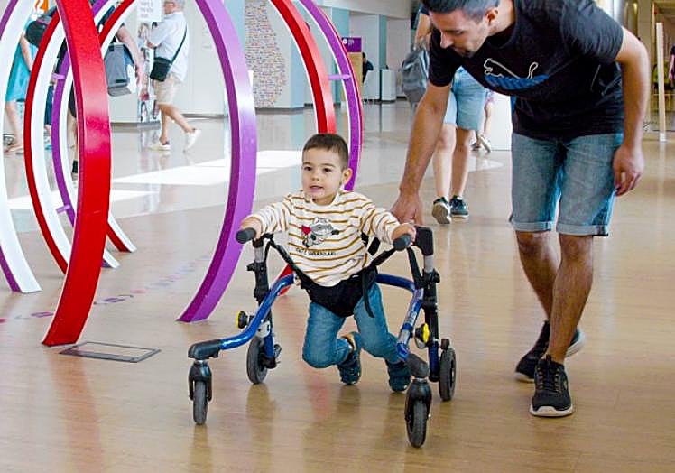 Dani anda en el vestíbulo del hospital barcelonés.