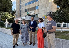 Los socialistas Salva Trujillo, Mari Carmen Martín, Dani Pérez, Rosa del Mar Rodríguez y Jorge Quero, delante del Materno Infantil de Málaga.