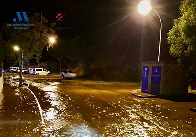 Imagen de la calle Vertedera de Chilches, inundada, en la noche de este pasado martes.