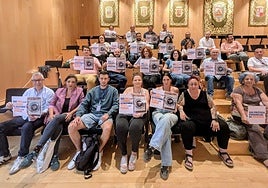 El diputado provincial, concejales, alcaldes y dirigentes de IU, en el encierro.