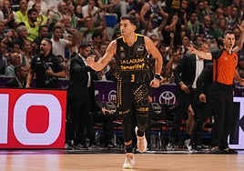 Jaime Fernández celebra una canasta con La Laguna Tenerife.