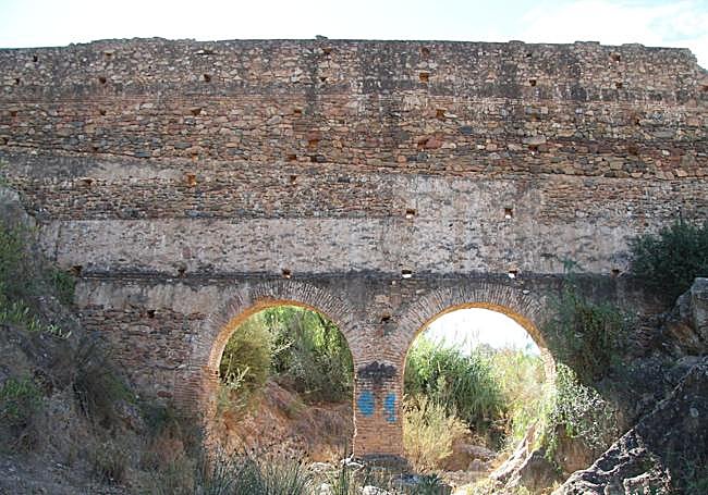 Acueducto de Teatinos o de los Dos Ojos