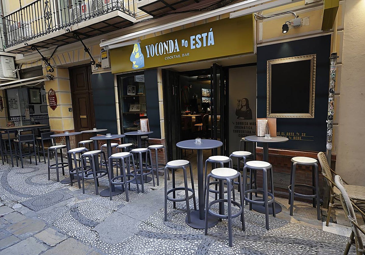 Imagen principal - Arriba, terraza del nuevo establecimiento, con detalles como el marco vacío. Abajo, aspecto de la barra y dos de los cócteles de la carta.