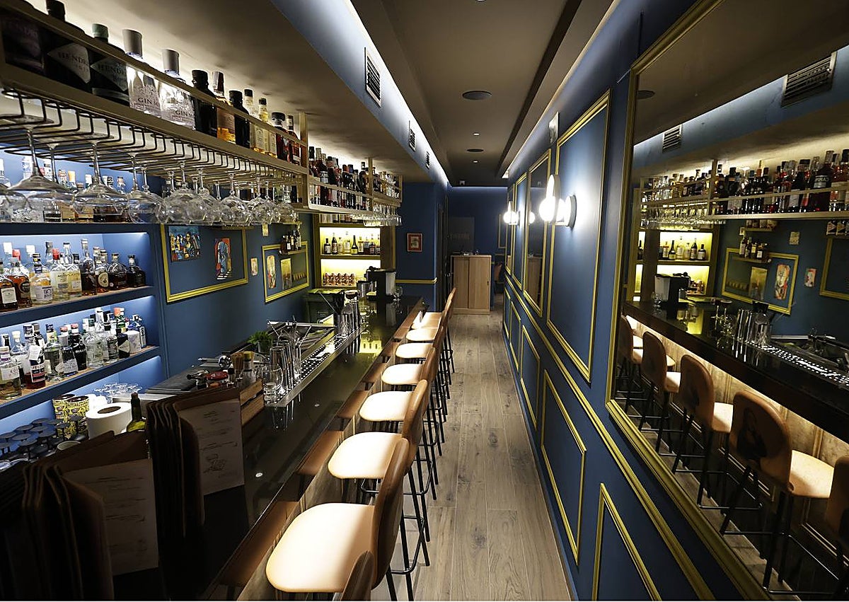 Imagen secundaria 1 - Arriba, terraza del nuevo establecimiento, con detalles como el marco vacío. Abajo, aspecto de la barra y dos de los cócteles de la carta.