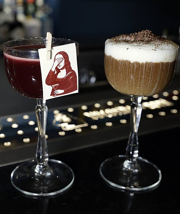 Imagen secundaria 2 - Arriba, terraza del nuevo establecimiento, con detalles como el marco vacío. Abajo, aspecto de la barra y dos de los cócteles de la carta.