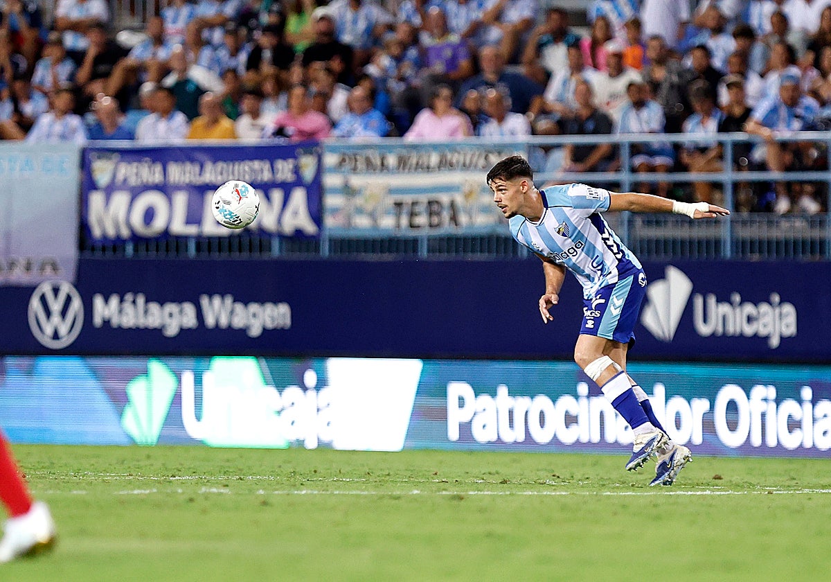 Montero entrega un balón en el partido frente al Granada.