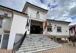 Fachada del Ayuntamiento de Cuevas de San Marcos.