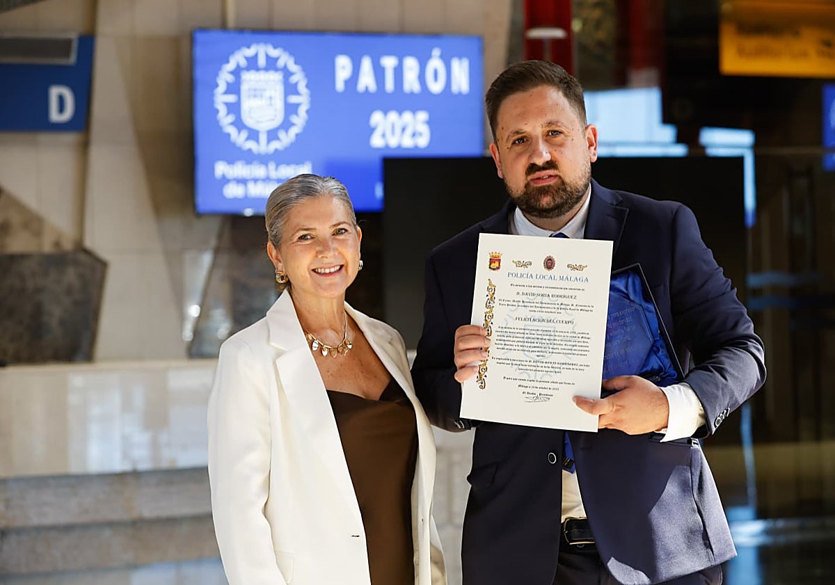 Imagen principal - David Soria y la madre de la joven a la que el taxista salvó.