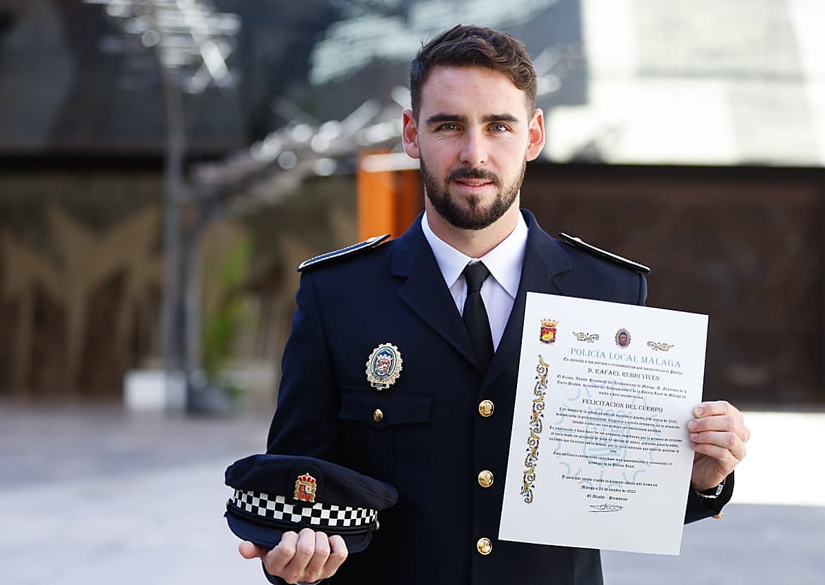 Imagen secundaria 1 - José Antonio Fernández (arriba) acompañado de sus padres; Rafael Rubio (abajo, izquierda) sostiene la felicitación, y Juan A., oficial del GIP.