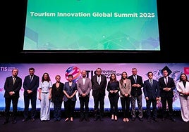 El consejero de Turismo, en el centro, junto a responsables de las comunidades firmantes de esta declaración.