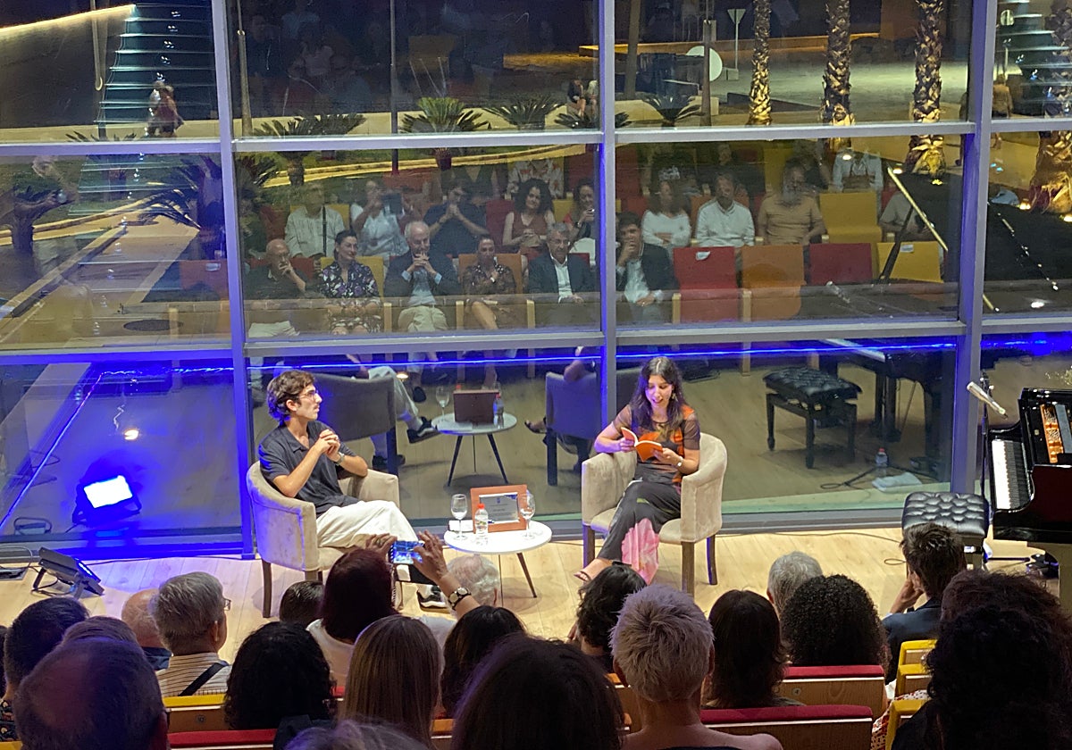 Julia Viejo recita un poema de su premiado primer poemario 'Anidan Minerales', acompañada del filósofo Mariano Acosta.