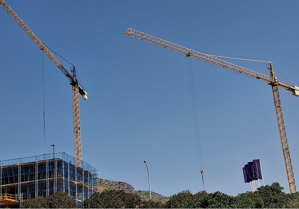 Grúas de obras, en Torremolinos.