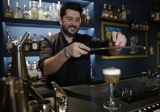 Ángel Vita prepara uno de los cócteles que sirve en Yoconda No Está.