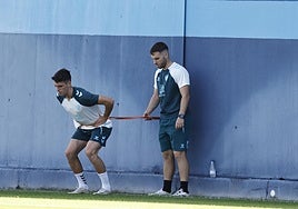 Gabilondo realiza ejercicios específicos con el preparador físico.