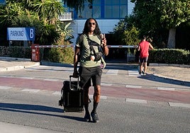Perry, antes de subirse al autobús, comenzando el viaje a Tenerife.