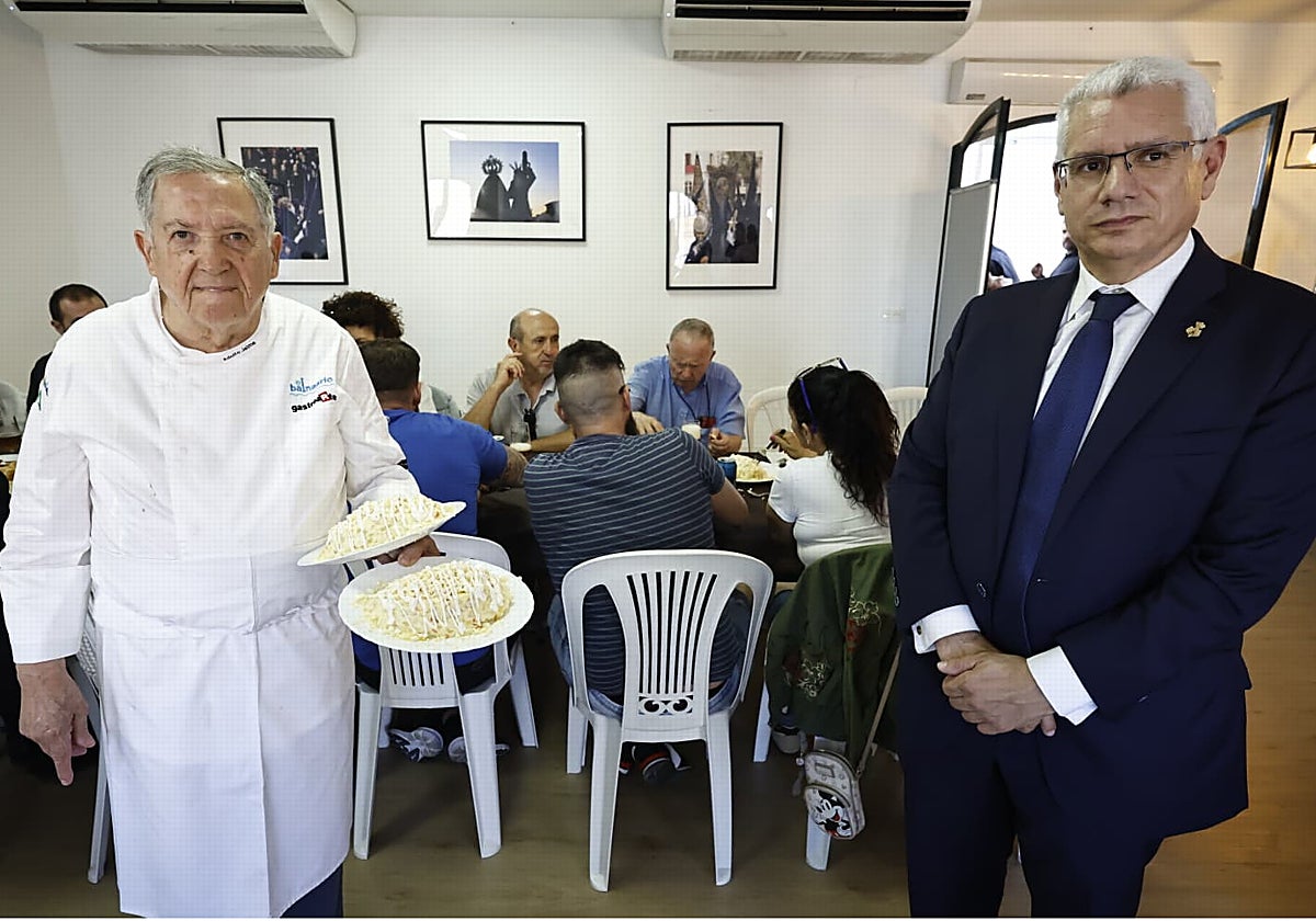 Adolfo Jaime y Ramón Varea, antes de comenzar el almuerzo con los presos.