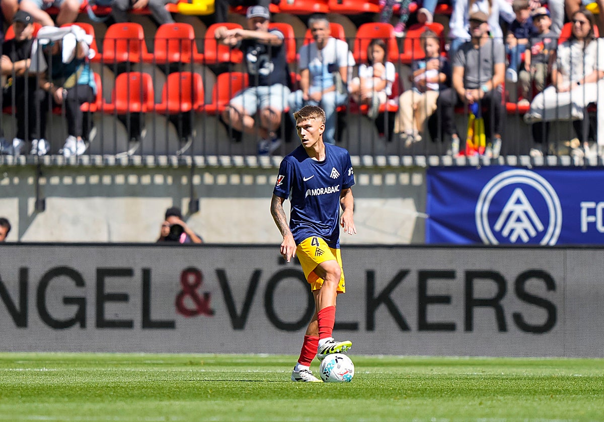 Gael Alonso, defensa del Andorra, controla la pelota.