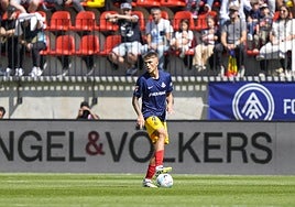 Gael Alonso, defensa del Andorra, controla la pelota.