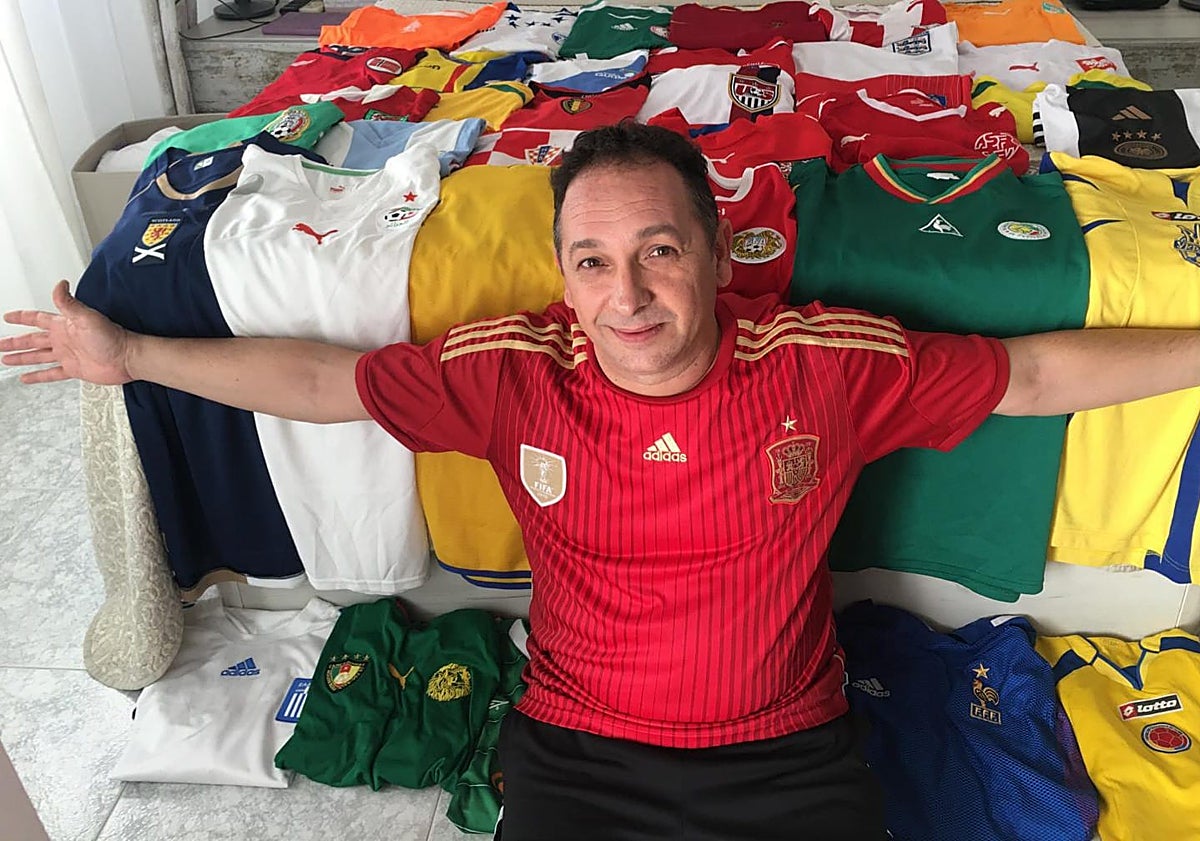 Imagen principal - El alhaurino que atesora más de 3.000 insignias de equipos de fútbol