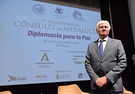 José Luis Ramos, junto con el consejero Arturo Bernal.