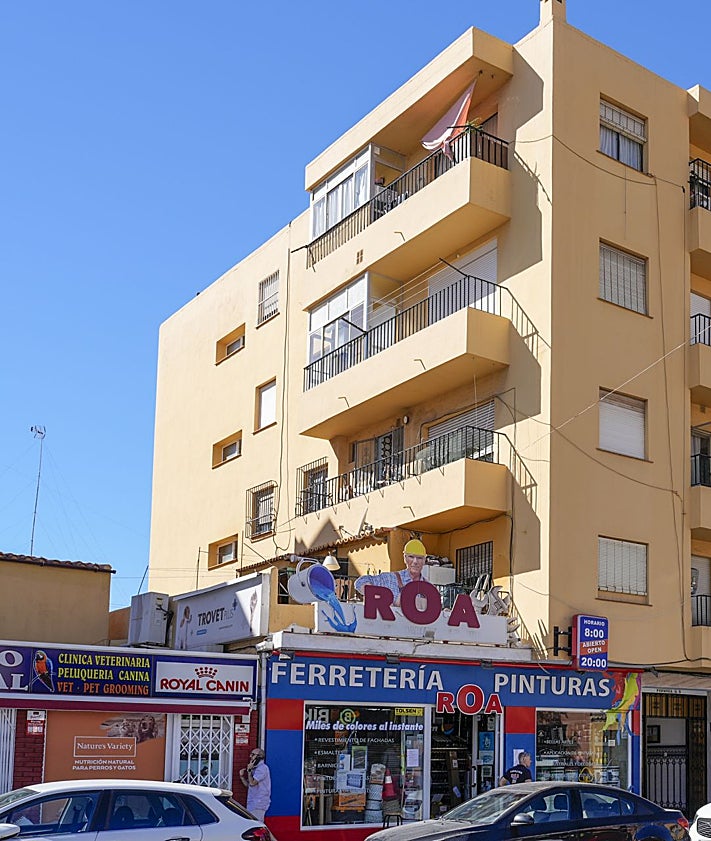 Imagen secundaria 2 - Daños en el interior del edificio y vista exterior del inmueble. 
