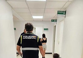 Los agentes acompañando a las víctimas al hospital.